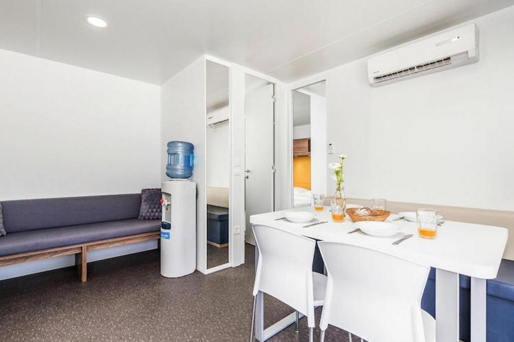 Mobile Home Mediteran Superior By The Pool In Caravan Park Strasko, Novalja Extérieur photo