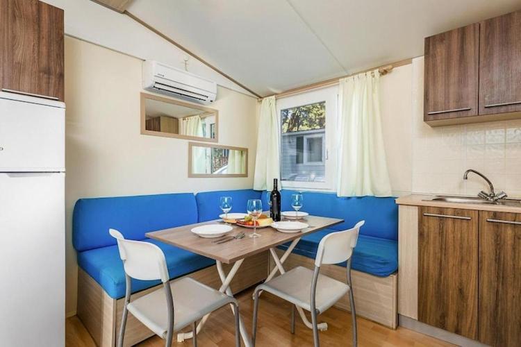 Mobile Home Mediteran Superior By The Pool In Caravan Park Strasko, Novalja Extérieur photo