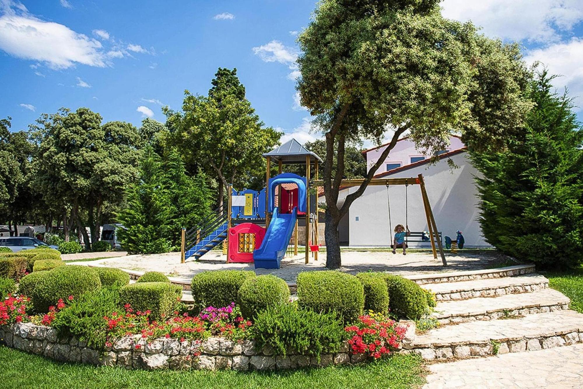 Mobile Home Mediteran Superior By The Pool In Caravan Park Strasko, Novalja Extérieur photo